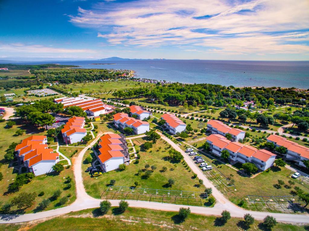 uma vista aérea de um campus perto da água em Kazela Apartments em Medulin