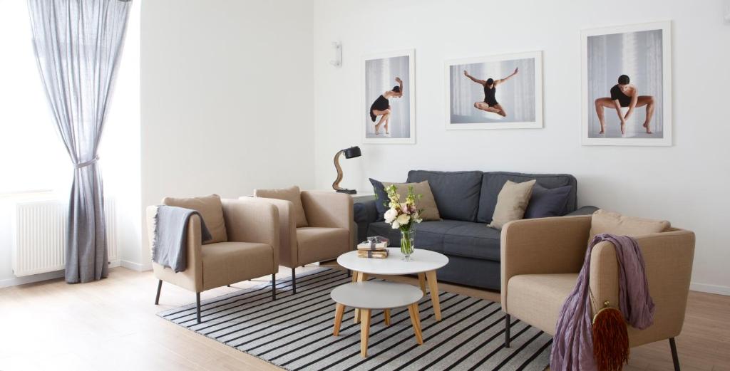 salon z kanapą i stołem w obiekcie Premium Class Apartments w Zagrzebiu