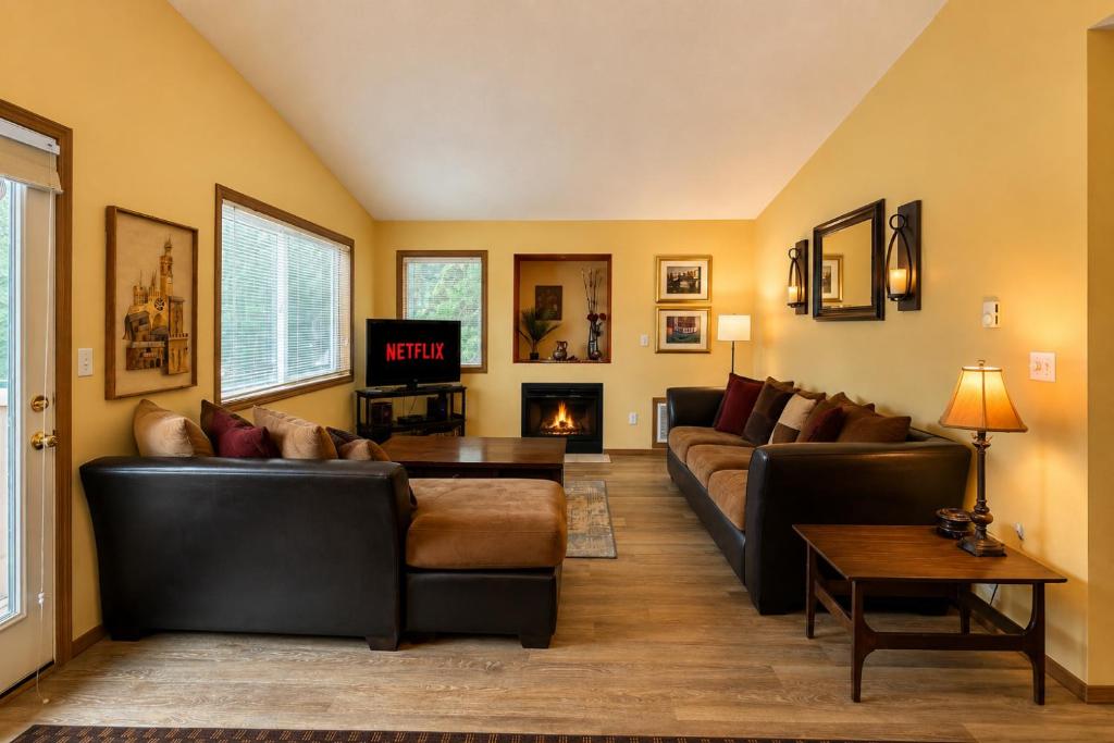 a living room with couches and a fireplace at Suite Serenity Condo by NW Comfy Cabins in Leavenworth