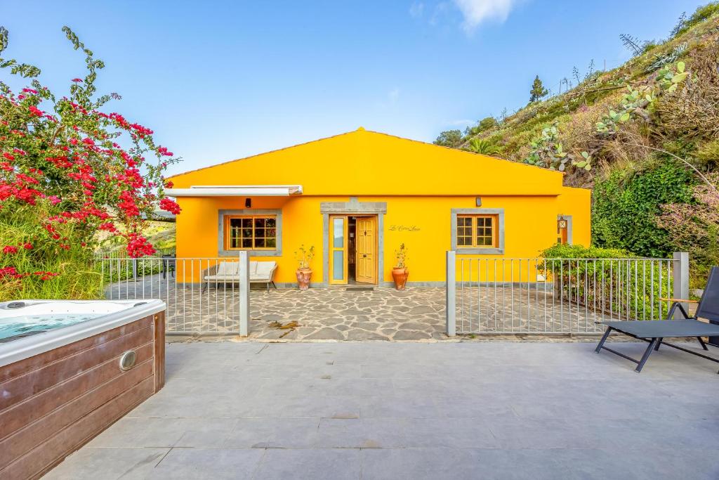a yellow house with a fence in front of it at La cara Luna in Santa Brígida