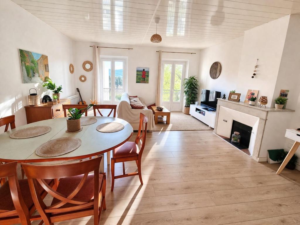 Large, bright apartment close to the old town