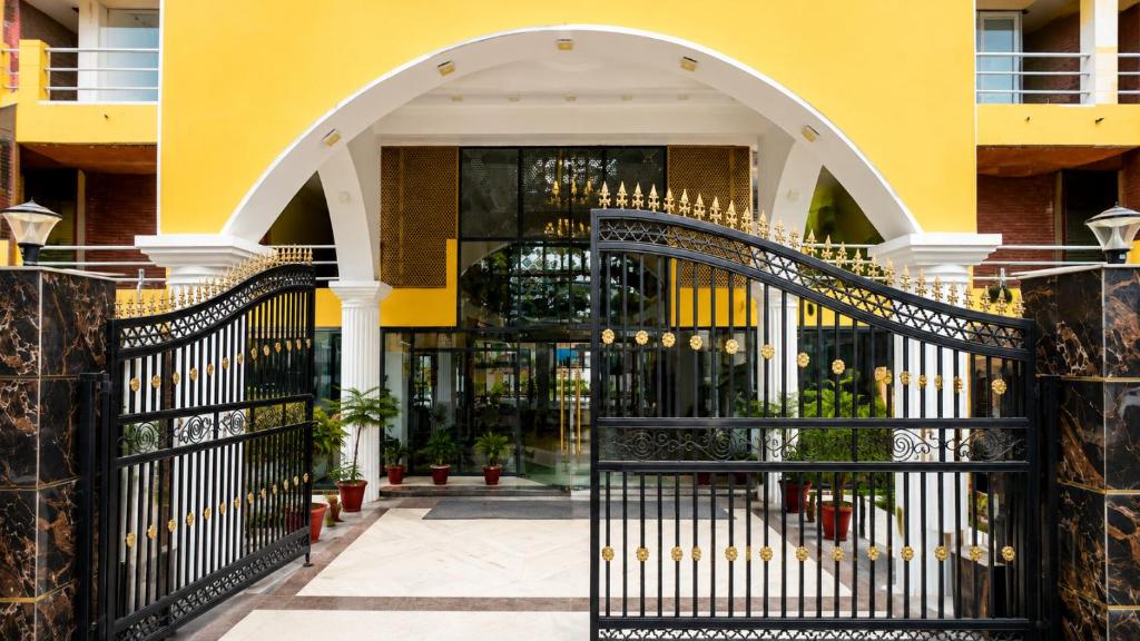 ein Eingang zu einem Gebäude mit einem schwarzen Tor in der Unterkunft Rahitya Pr,emier, Ayodhya in Faizābād