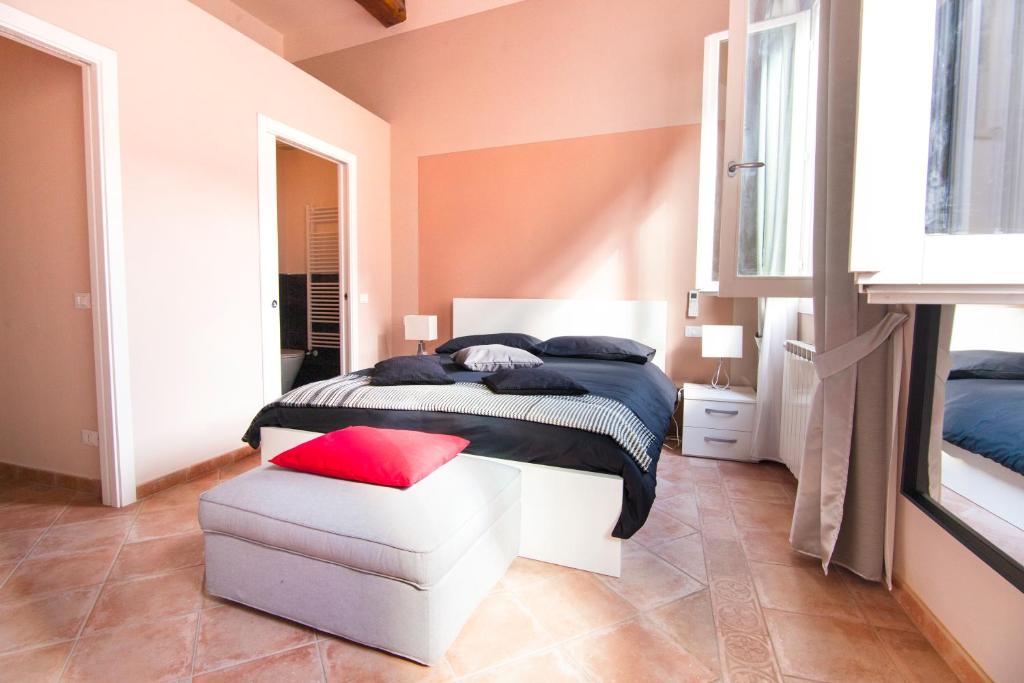 フィレンツェにあるSan Lorenzo Palaceのベッドルーム1室(ベッド1台、赤い枕付)