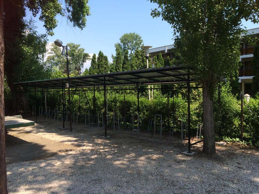 A garden outside Lidó Társasnyaraló