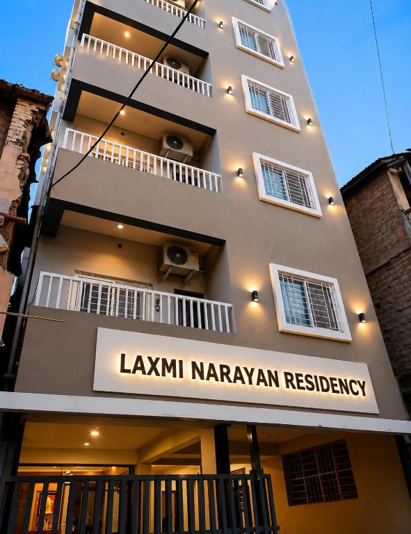 コールハープルにあるLaxmi Narayan Hotelの「ライシ・ナラヤナヤン・レストラン」と書かれた看板のある建物