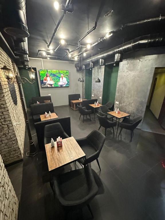 restauracja ze stołami i krzesłami w pokoju w obiekcie Sani hotel w Erywaniu