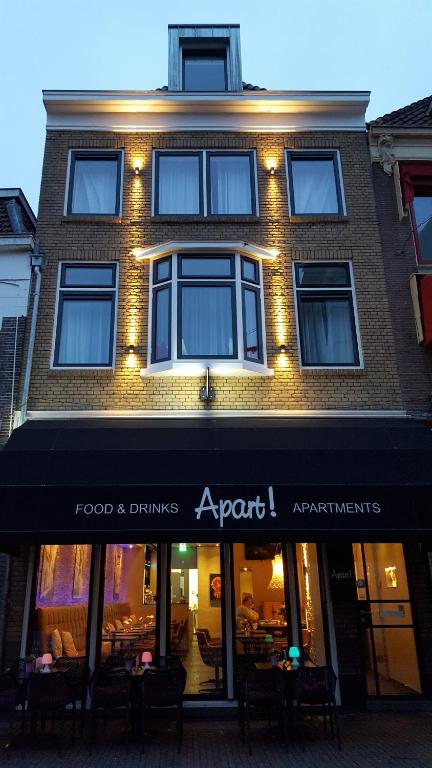 un edificio de ladrillo con un apartamento de comida y bebida en Apart! Food & Drinks Apartments en Zwolle