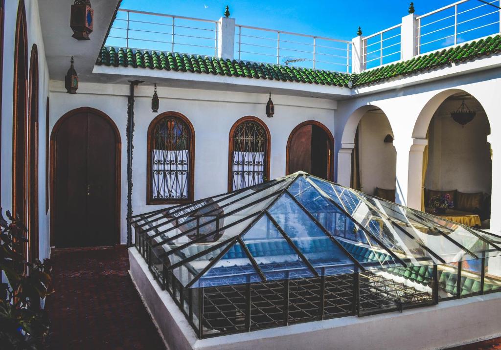 a stained glass window on the side of a building at Riad Tetuanía in Tétouan