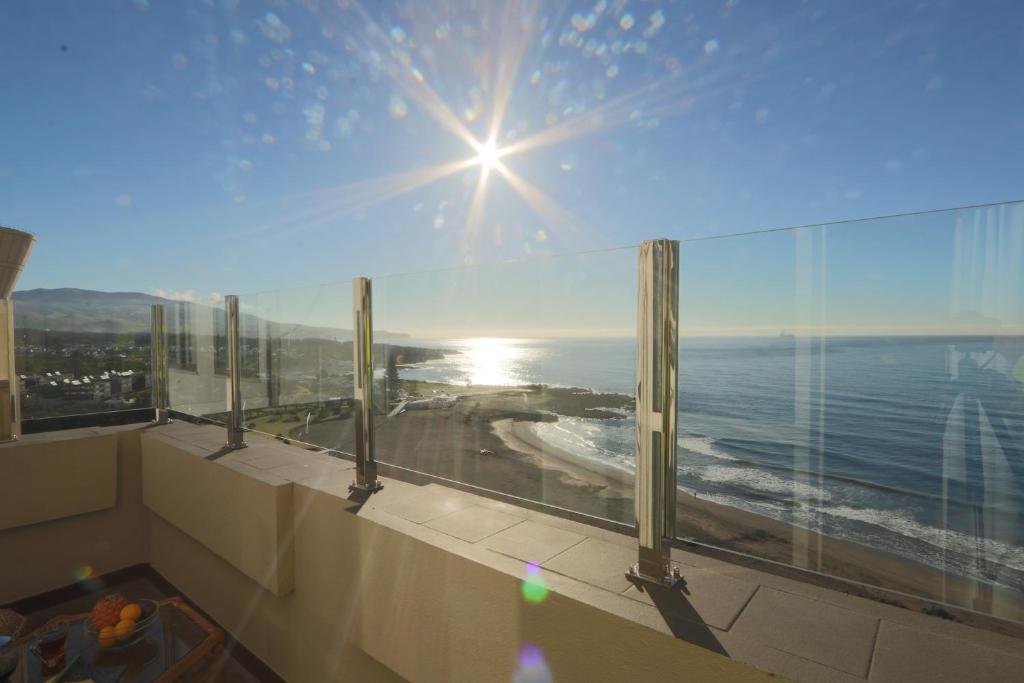 - une vue sur l'océan depuis la fenêtre de l'hôtel dans l'établissement OCEANVIEW TOPFLOOR, à Ponta Delgada