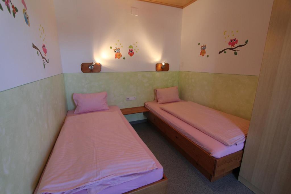 Postel nebo postele na pokoji v ubytování Ferienwohnungen Petschnig 3