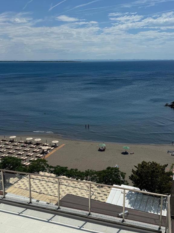 a view of a beach with umbrellas and the ocean at Banesa me Qera 15,36 Rana Hedhun in Lezhë
