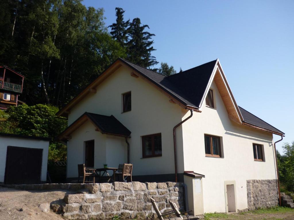 ein weißes Haus mit schwarzem Dach in der Unterkunft Sun & Snow Hollyhome in Tanvald