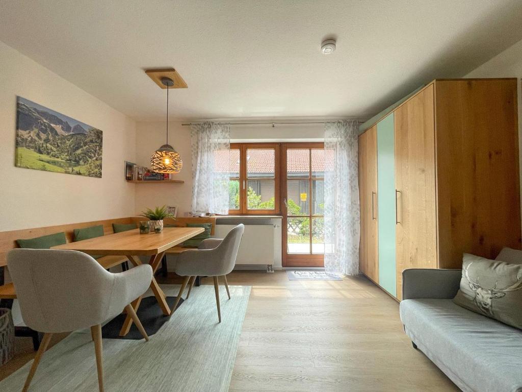 a living room with a table and a couch at Ferienwohnung Bergleuchten in Obermaiselstein