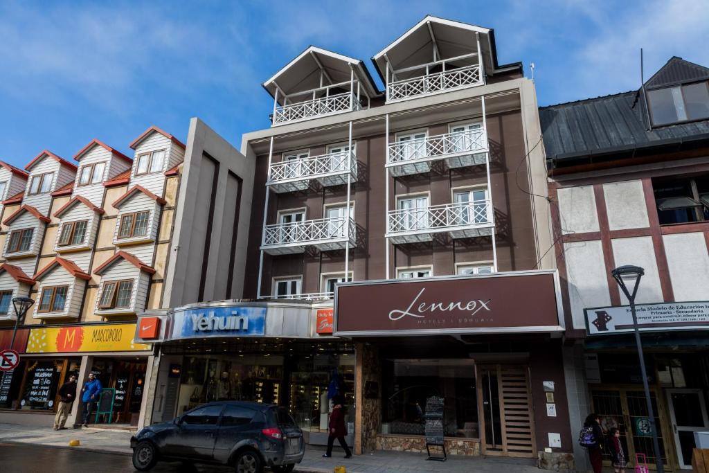 un edificio con balcones al lado de una calle en Lennox Ushuaia en Ushuaia