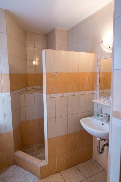 Koupelna v ubytování Taverna panzió