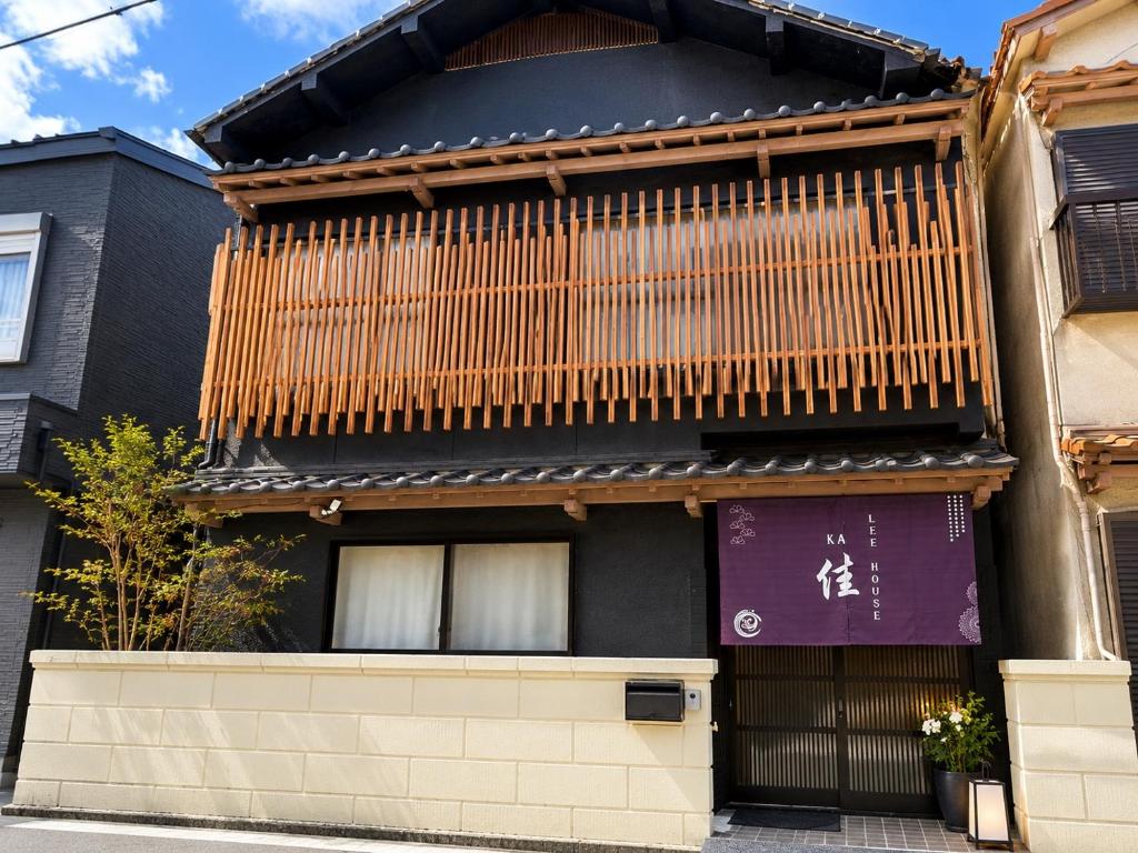 a house with a wooden fence on the side of it at Lee house 佳 別荘 一戸建て貸切の宿 in Osaka