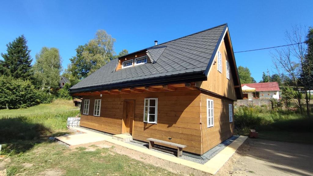 a large wooden house with a gambrel roof at Roubenka in Nieder Kreibitz