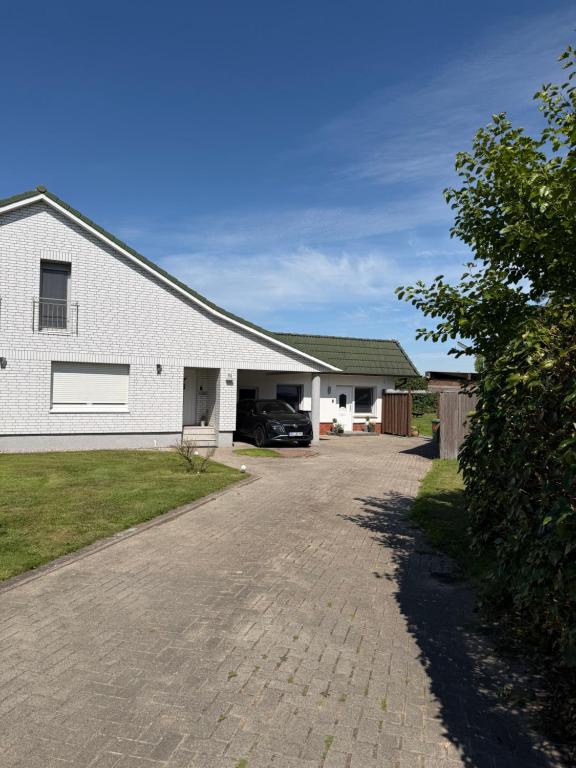 a house with a car parked in the driveway at BelmerMoin in Brunsbüttel