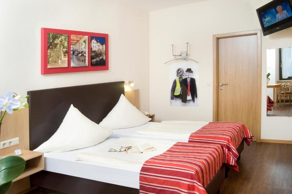 Postel nebo postele na pokoji v ubytování Hotel Hauer