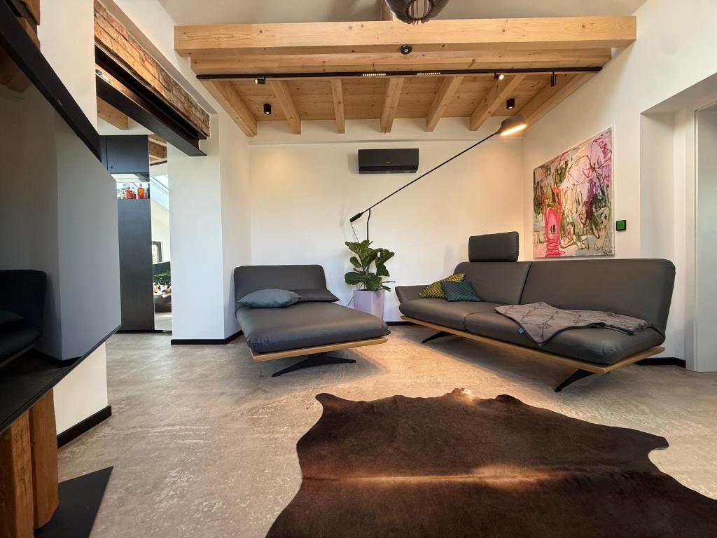 a living room with two chairs and a couch at gleisbett12-4 in Meiningen