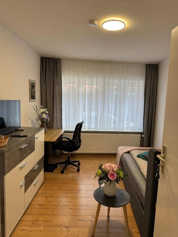 a bedroom with a desk and a bed and a desk sidx sidx sidx at Elbstone 1 in Wittenberge