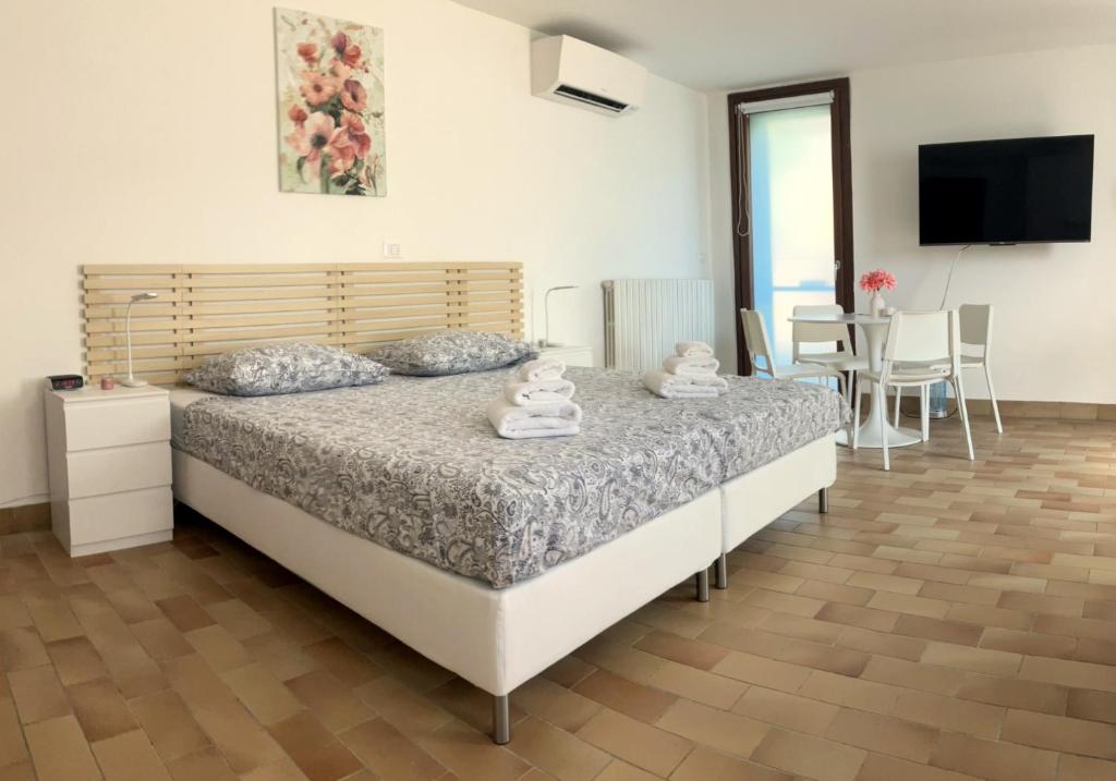 a bedroom with a bed with towels on it at Ciconi Garden Studio Apartment in Gorizia