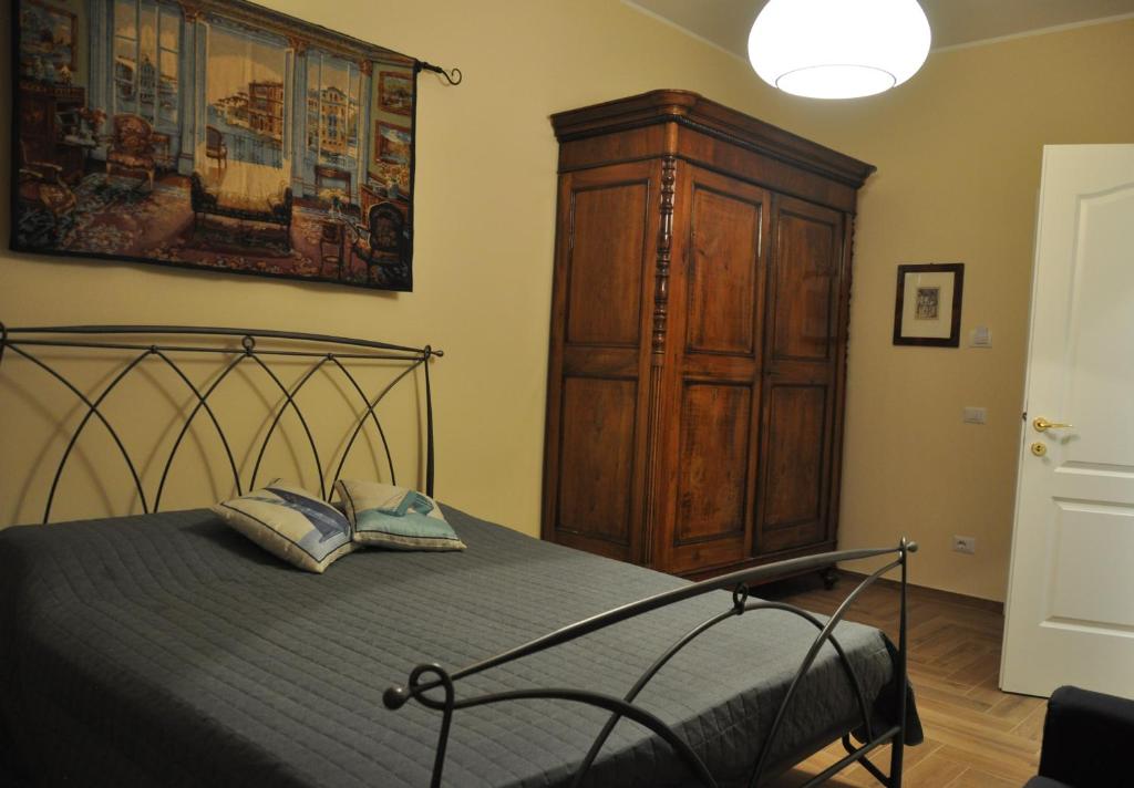 - une chambre avec un lit et une armoire en bois dans l'établissement La Tana di Sofia, à Rome