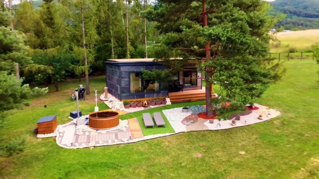 an overhead view of a tiny house with a tree at Horizont Hillside Mályinka in Mályinka