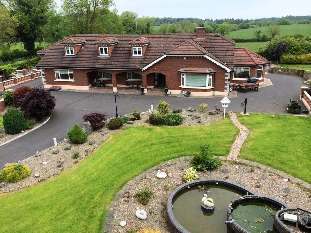una vista aérea de una casa con patio en Plantation Lodge, en Kingscourt