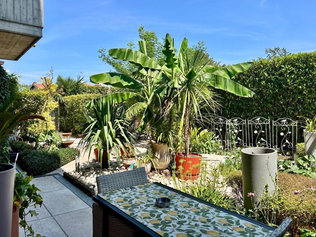 a garden with a table and some plants at B&B Garda 4U in Desenzano del Garda