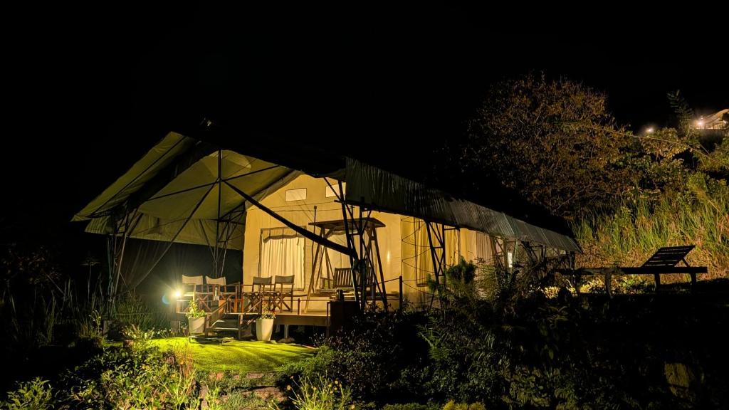 a building with a canopy at night at Bellway Chalets in Dedugala