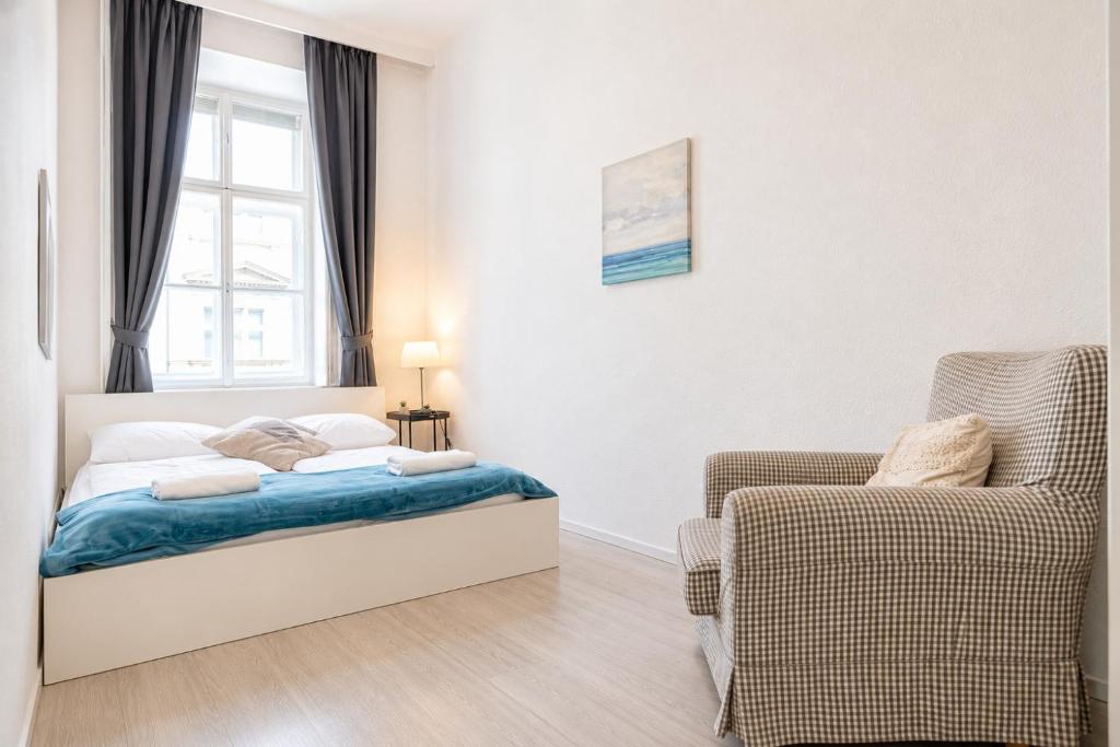 Affordable 1BR & LR Central Belvedere Location