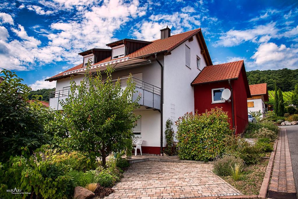 une maison blanche et rouge avec un toit rouge dans l'établissement Ferienwohnung Viabella, à Pleisweiler-Oberhofen