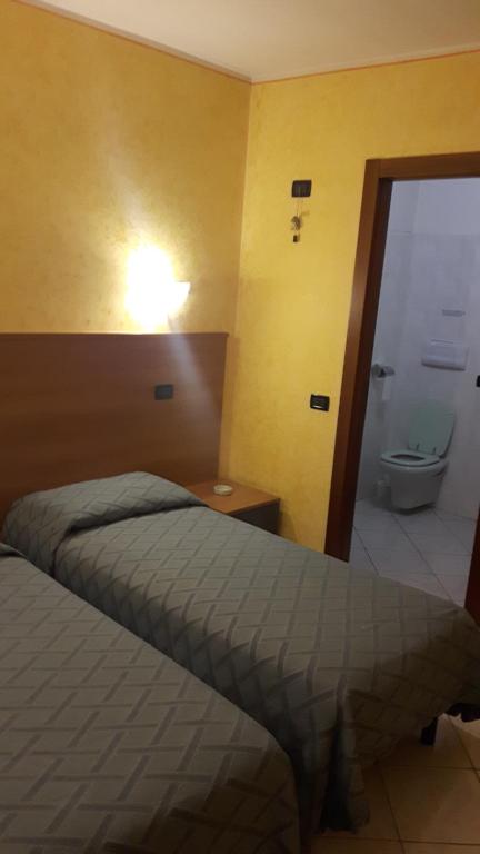 Кровать или кровати в номере Albergo Armida