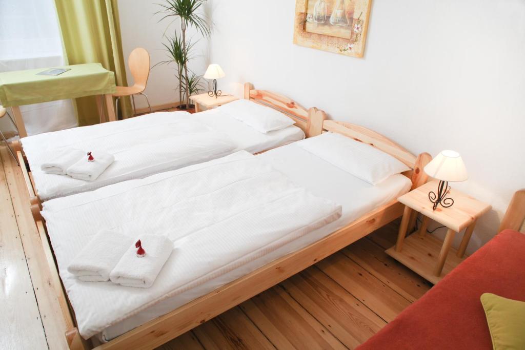 Pension am Rathaus - Triple Room With Shared Bathroom