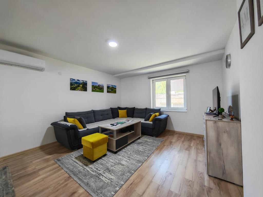 Apartment living room with sofa and table — Apartman 4M