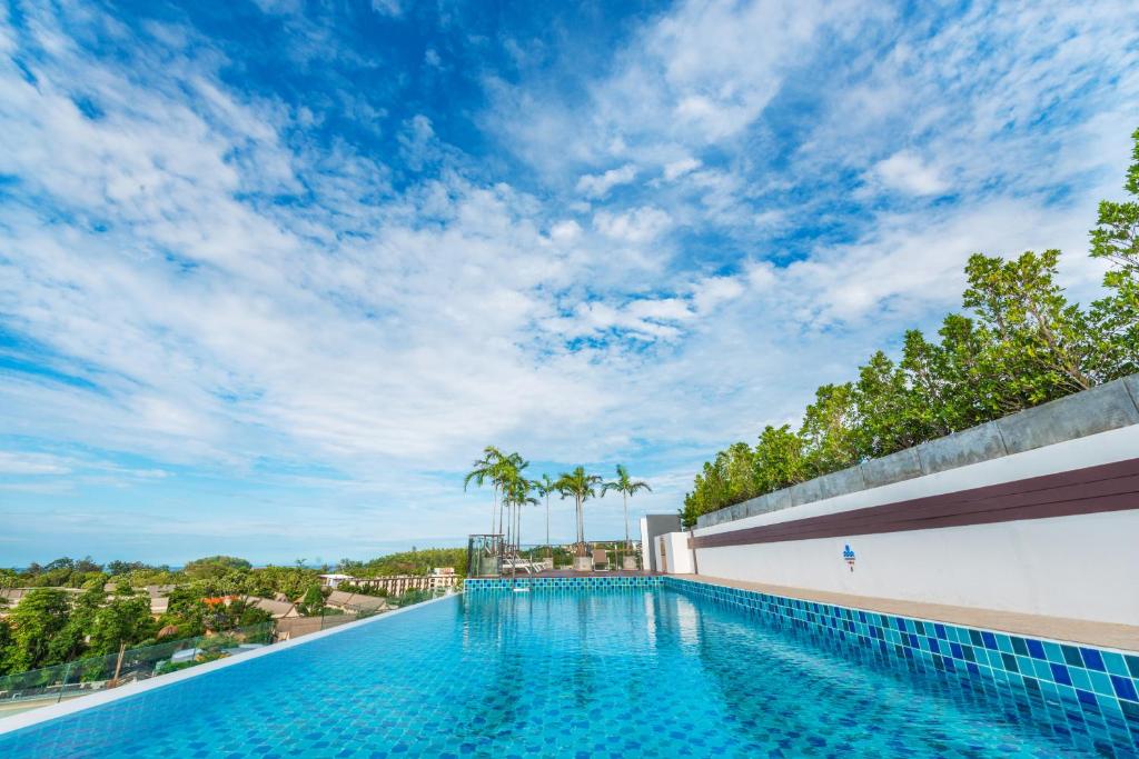 Poolen vid eller i närheten av Ozone Condotel, Kata Beach