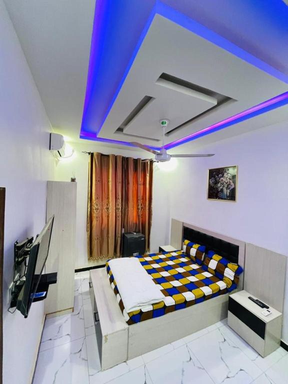 a bedroom with a bed and a blue ceiling at Residence ADN Walo in Richard Toll