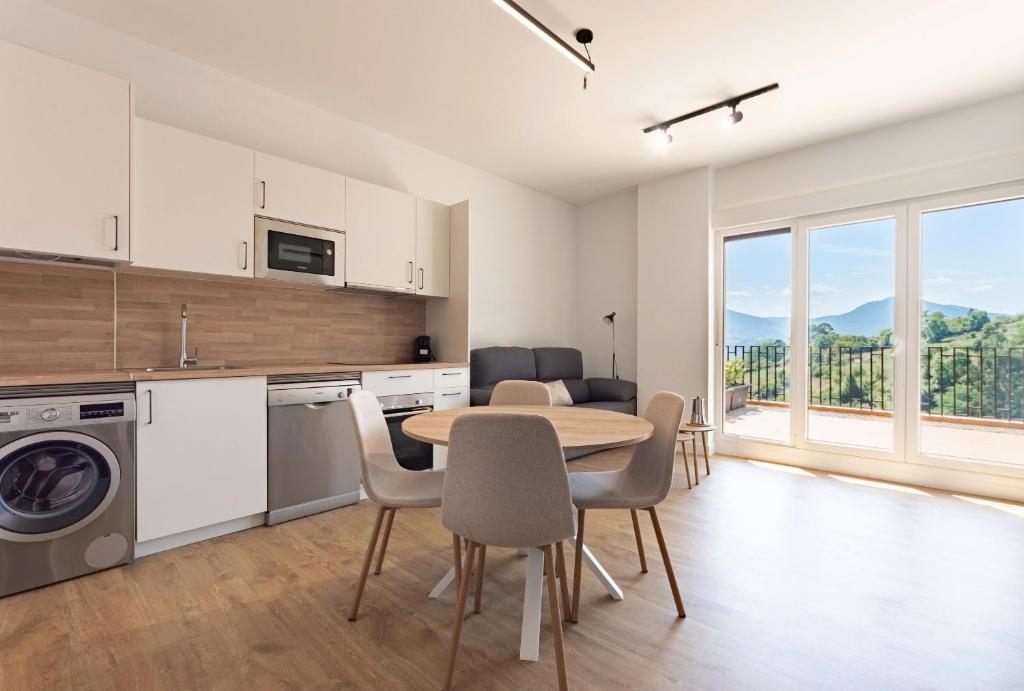 a kitchen and dining room with a table and chairs at The Rooftop Apartments in Basauri
