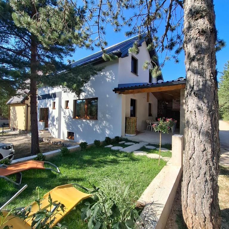 a view of the house from the yard at Planinska kuća Aurahill-Blidinje in Blidinje