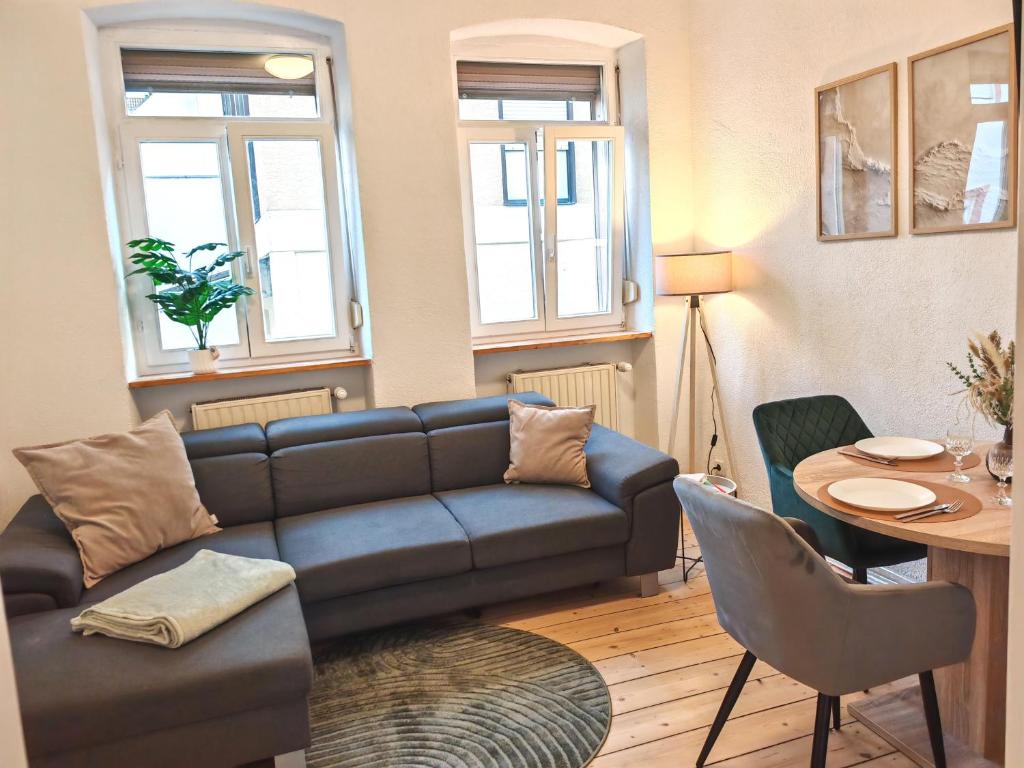 a living room with a couch and a table at Gemütliche Stadtwohnung im Zentrum in Weinheim