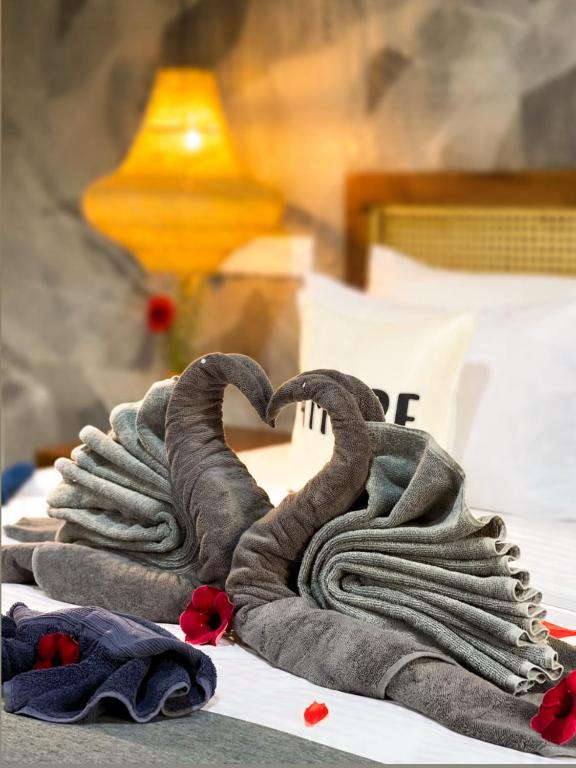 a pile of towels in the shape of a heart on a bed at La Casa Bella in Ella