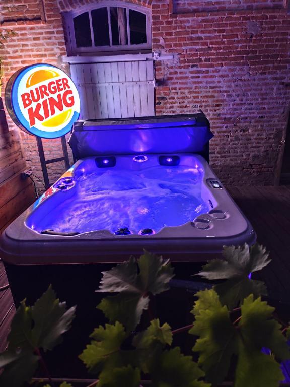 a purple tub with a burger king sign and plants at Au Clairon in Lamotte-Beuvron