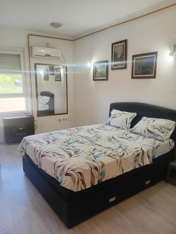 a bedroom with a bed in a room at Sindi Apartman in Bačka Palanka