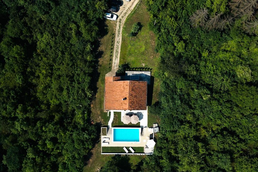 an aerial view of a house with a swimming pool at Casa Al Tramonto in Brestovi
