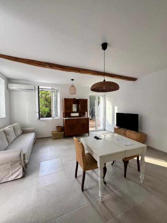 a living room with a table and a couch at Hundred Noons in Khandrinós