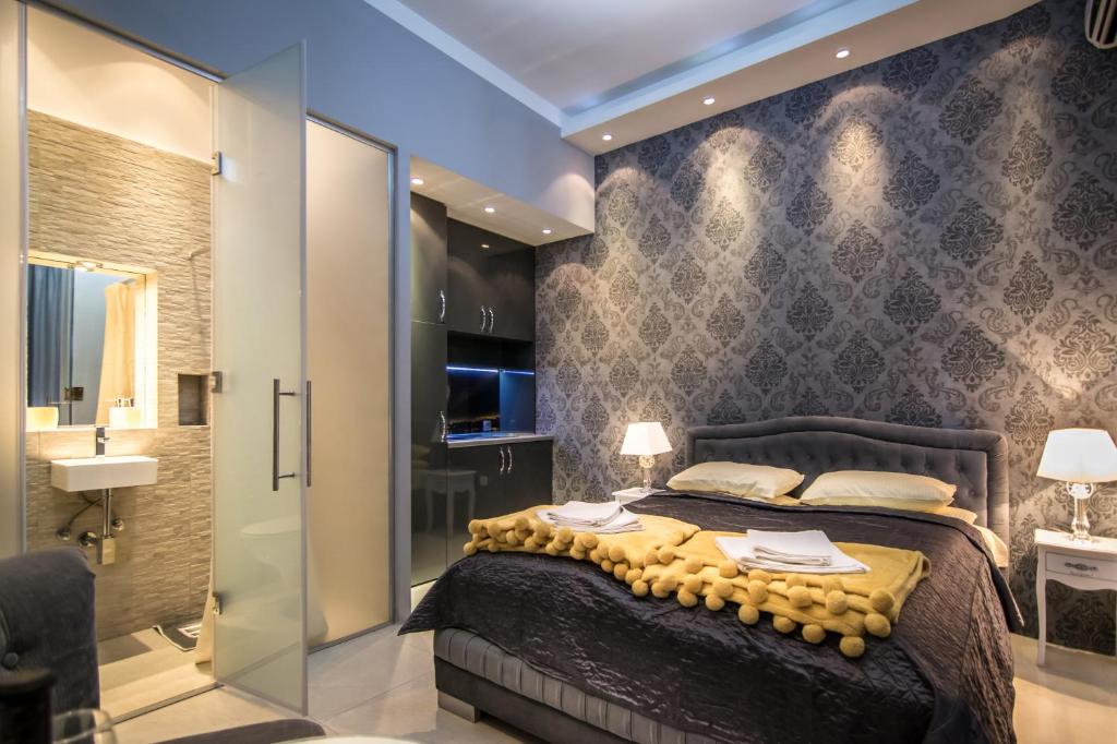 um quarto com uma cama grande e uma casa de banho em Nusha Apartments em Belgrado