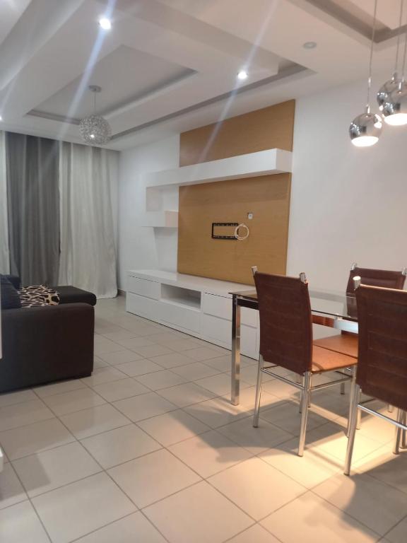 a living room with a dining table and a couch at Sunset Serenity Flat in Praia