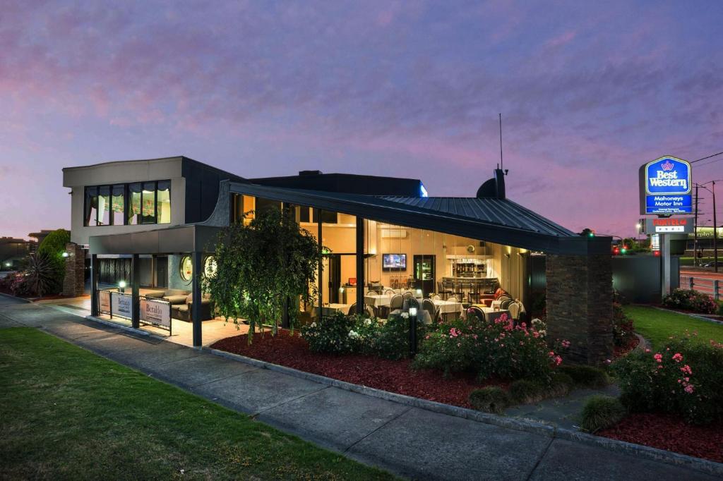 - un bâtiment avec un restaurant en face dans l'établissement Best Western Mahoneys Motor Inn, à Melbourne