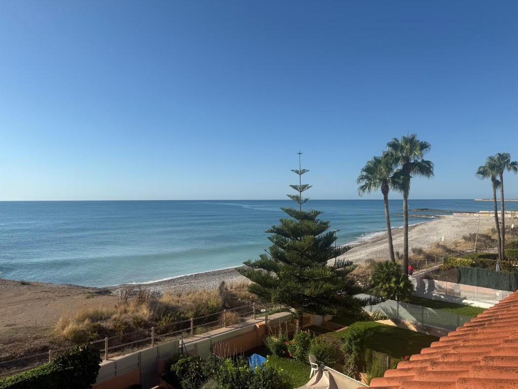 a view of the beach from a house at Azul Calma in Vinarós